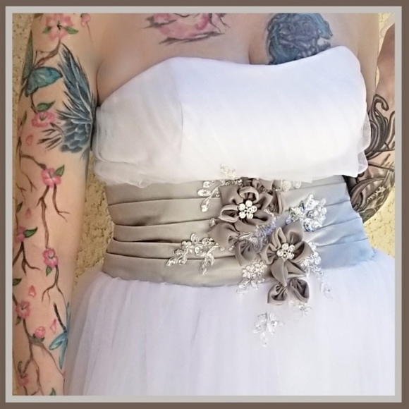 Wedding Dress – Joanies Bridal – White – Ball Gown Strapless Corset Back – Sz 6 - Picture 6 of 11